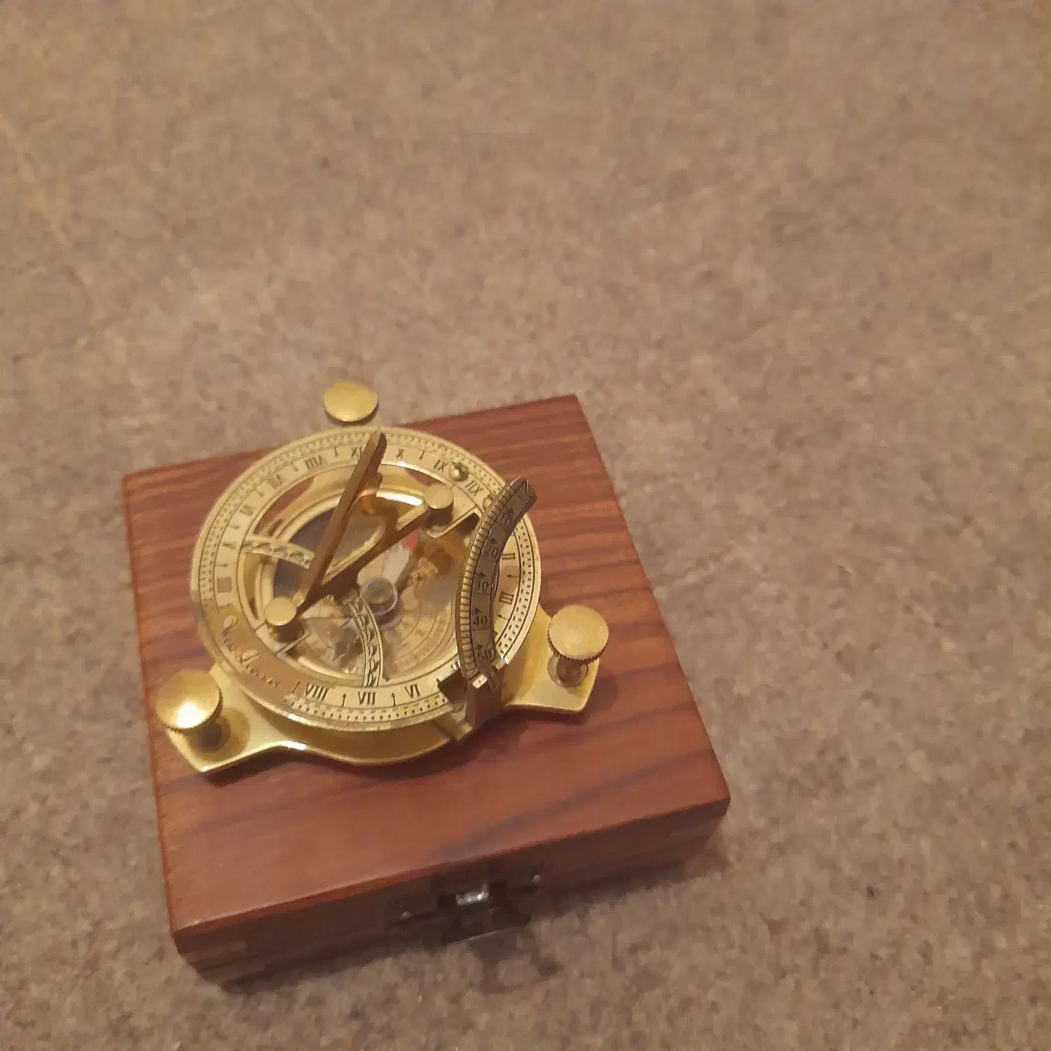 قطنما ساعت افتابی برنجی|کلکسیون اشیاء عتیقه|صدرا-فارس, فاز ۱|دیوار