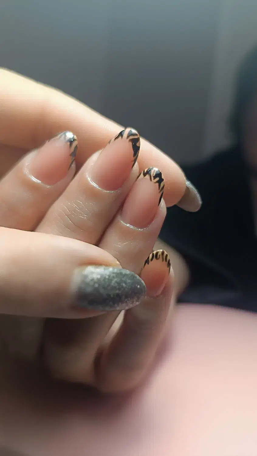 کاشت ناخن گلدشت شرقی|خدمات آرایشگری و زیبایی|خرم‌آباد, |دیوار