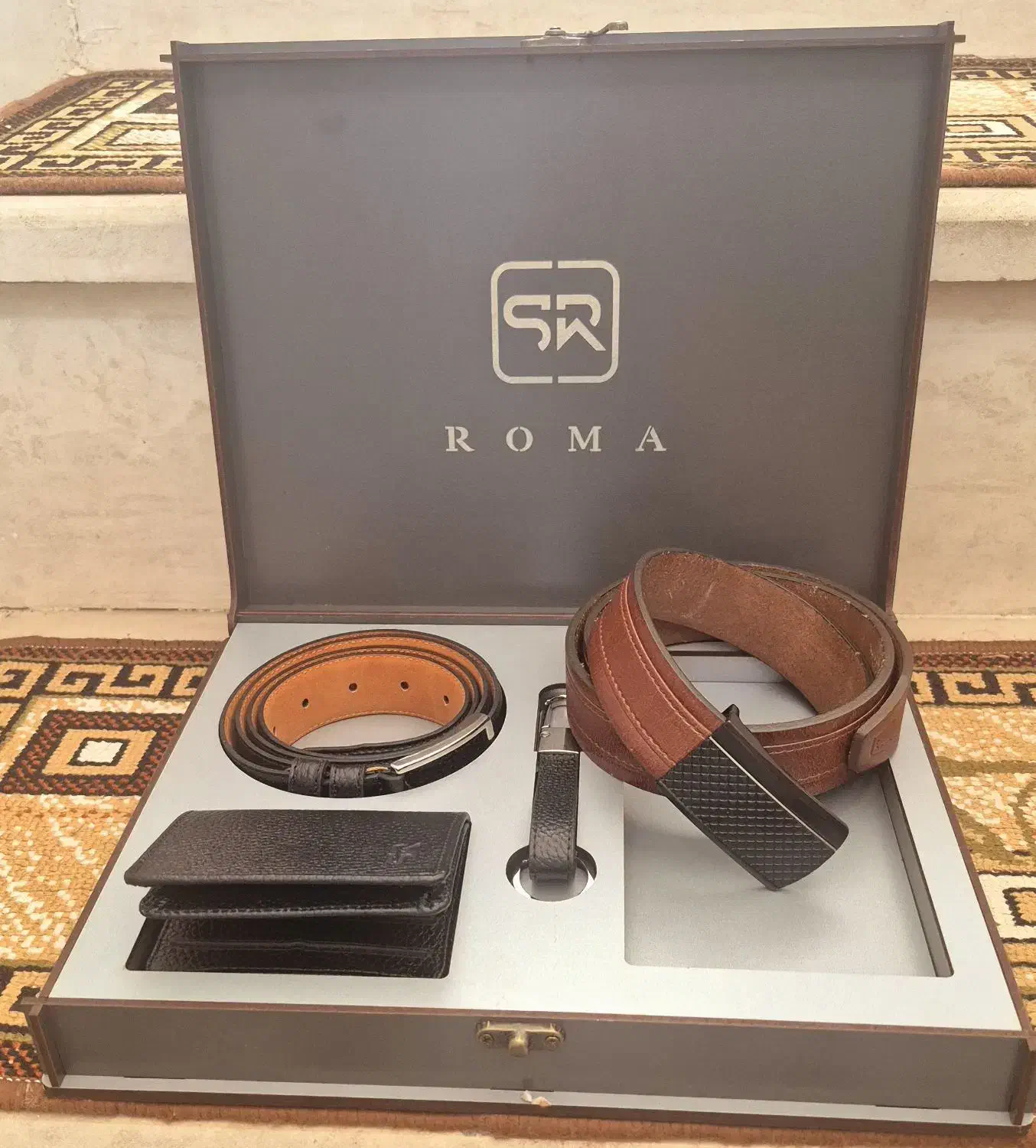 کفش مجلسی|کیف، کفش، کمربند|قم, امامزاده ابراهیم|دیوار