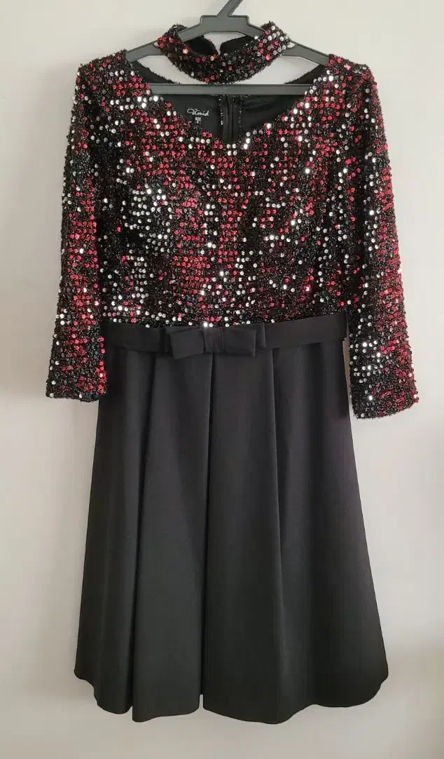 پیراهن مجلسی|لباس|رباطکریم, رباطکریم|دیوار