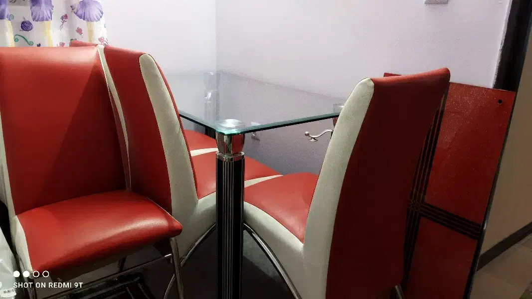 میز ناهارخوری شیشه ای پایه استیل در حد نو|میز و صندلی غذاخوری|گلبهار, شهر جدید گلبهار|دیوار