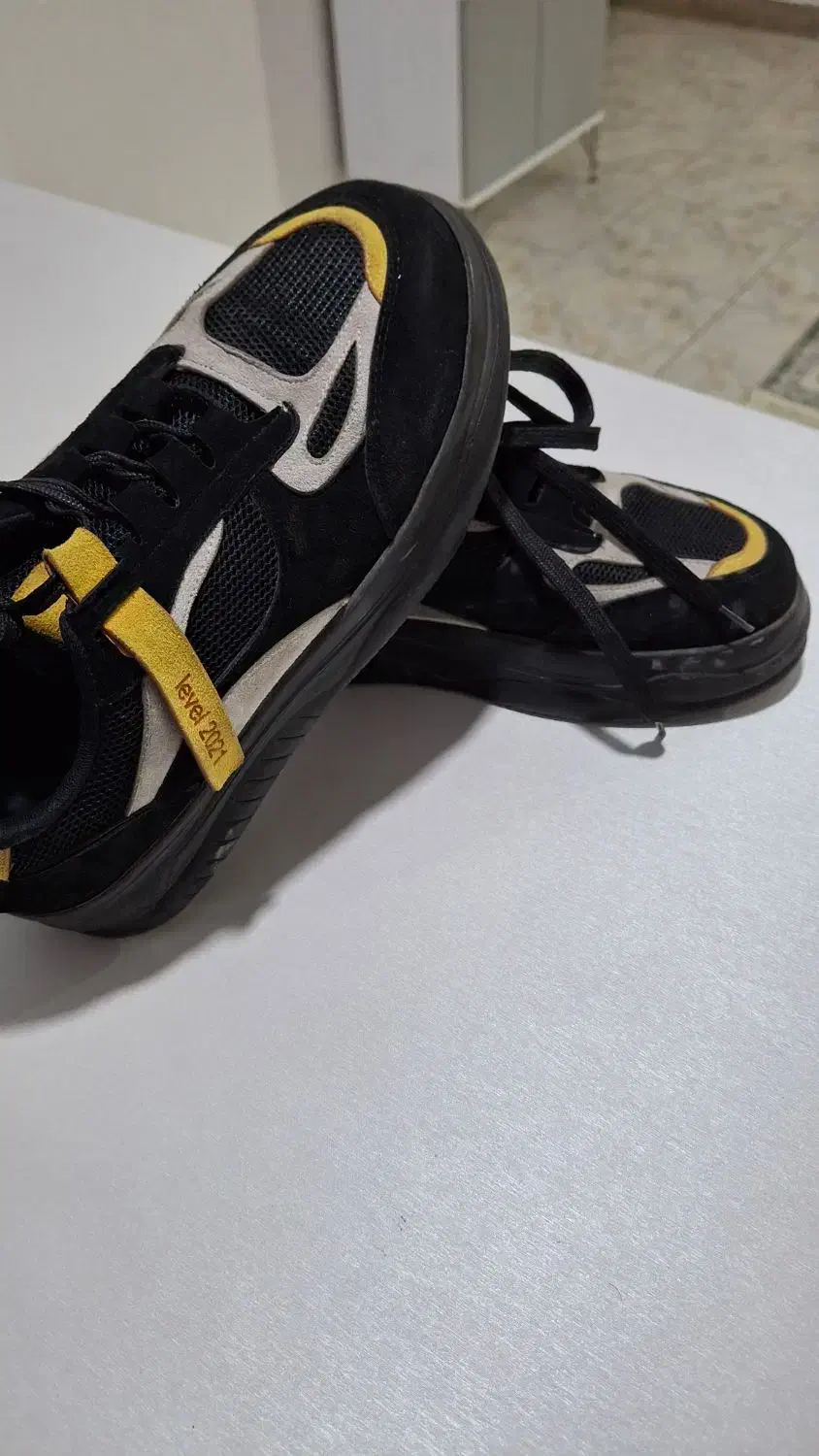 تعدای کفش و پالتو و مانتو|لباس|نسیم‌شهر, |دیوار