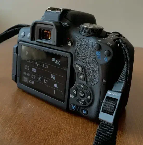 دوربین canon750D تمیز و کم کار کرد|دوربین عکاسی و فیلمبرداری|شباب, |دیوار