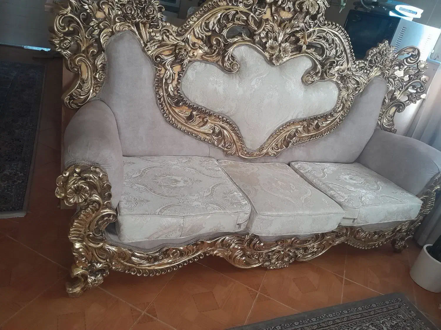 مبل سه نفره سلطنتی|مبلمان خانگی و میز عسلی|اندیشه, اندیشه فاز ۳|دیوار