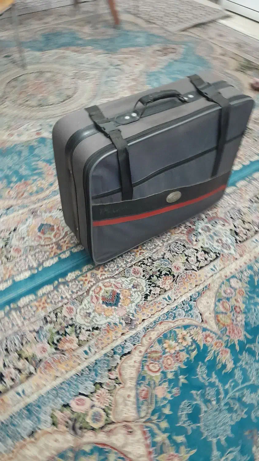 چمدان مسافرتی|کیف، کفش، کمربند|اندیشه, پرنیان|دیوار