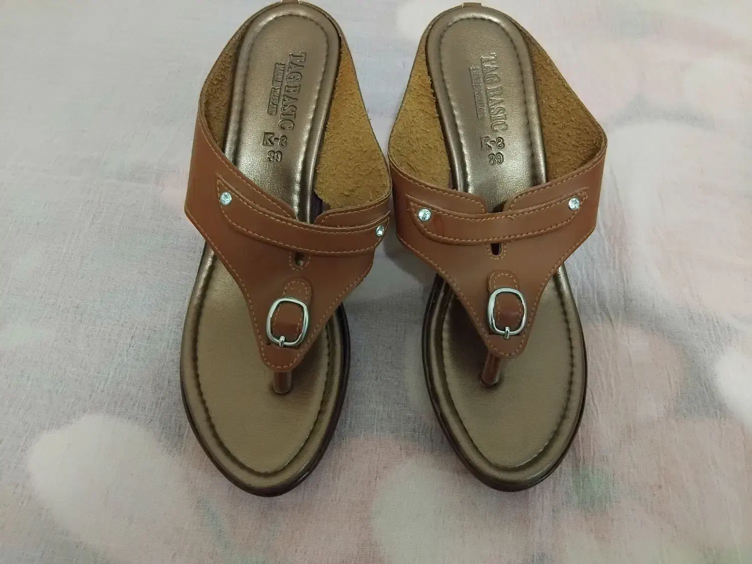 صندل|کیف، کفش، کمربند|بندر دیر, |دیوار