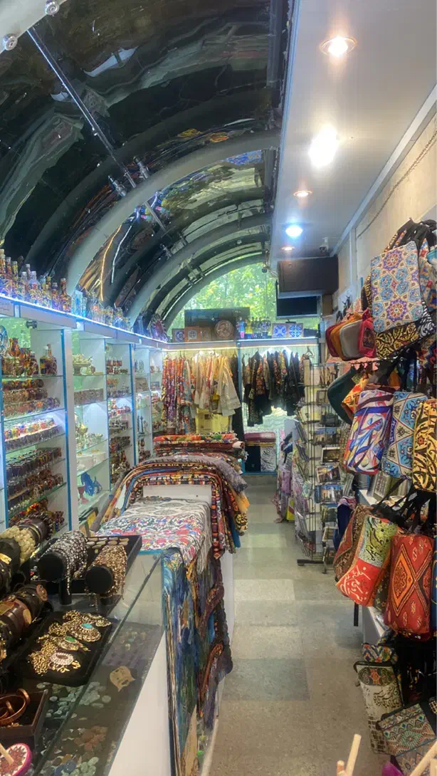 فروشنده خانم در کاخ نیاوران|استخدام خدمات فروشگاه و رستوران|تهران, نیاوران|دیوار