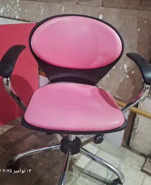 صندلی چرخدار|صندلی و نیمکت|کیش, |دیوار