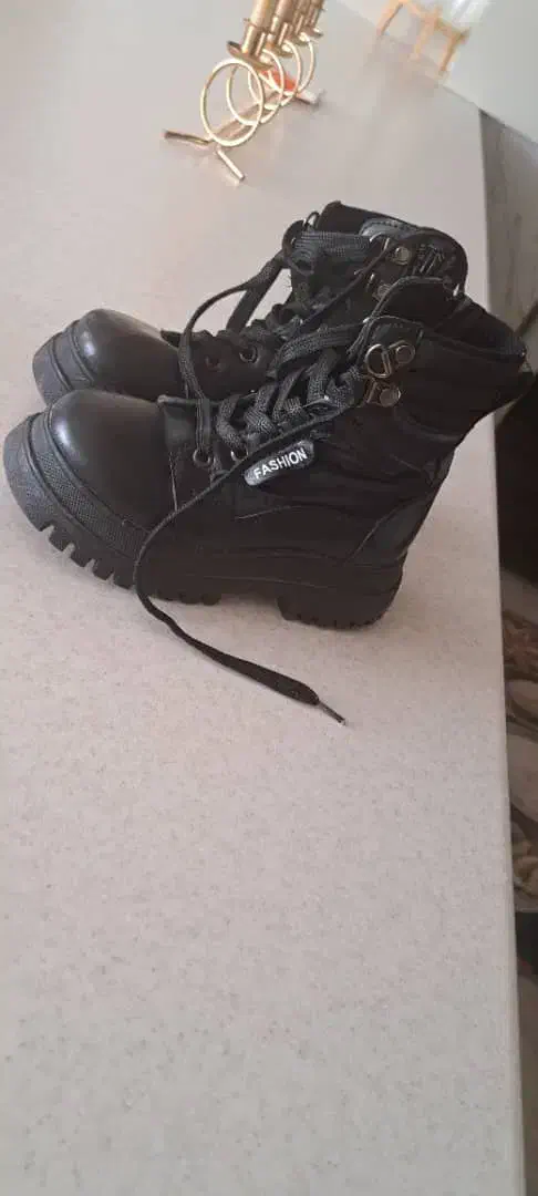 بوت بچگانه،در حد نو|کفش و لباس بچه|بروجن, |دیوار