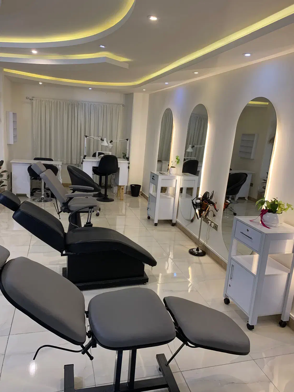 اجاره صندلی و میز ناخن در سالن زیبایی|خدمات آرایشگری و زیبایی|رشت, جهاد|دیوار