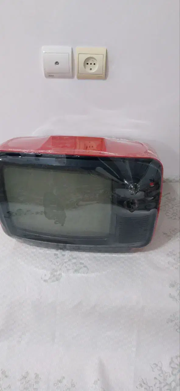 تلویزیون سیاه سفید|کلکسیون اشیاء عتیقه|باقرشهر, |دیوار