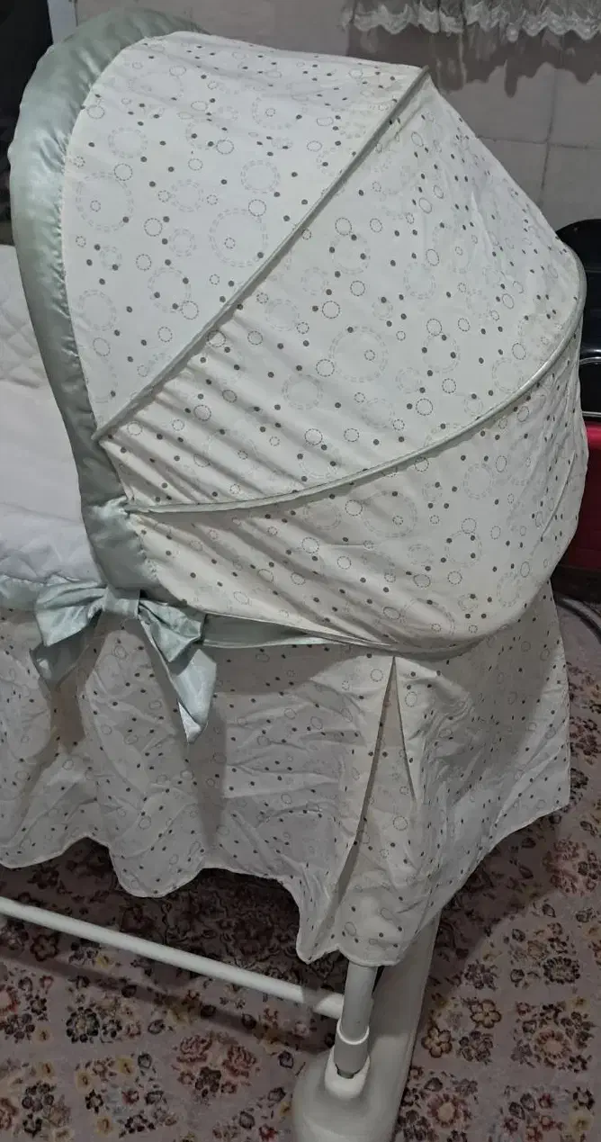 تخت گهواره چرخ دار|تخت و صندلی بچه|شیراز, دست خضر|دیوار