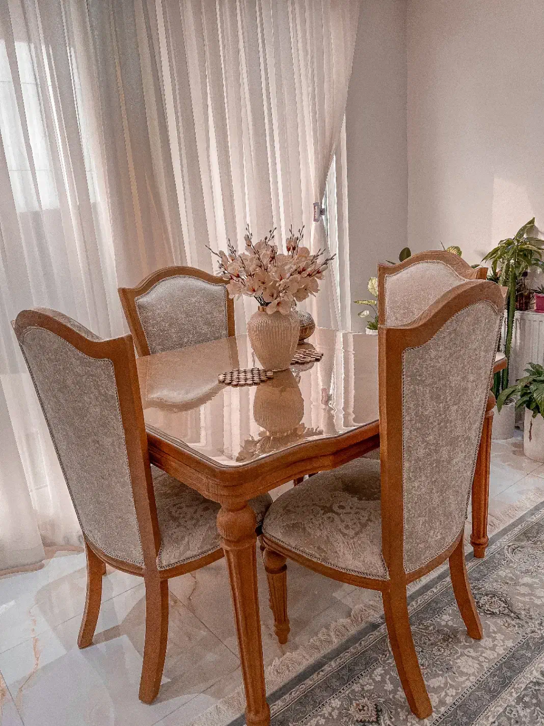 سرویس مبل ۹ نفره به همراه جلو مبلی میز ناهار خوری|مبلمان خانگی و میز عسلی|آستارا, |دیوار