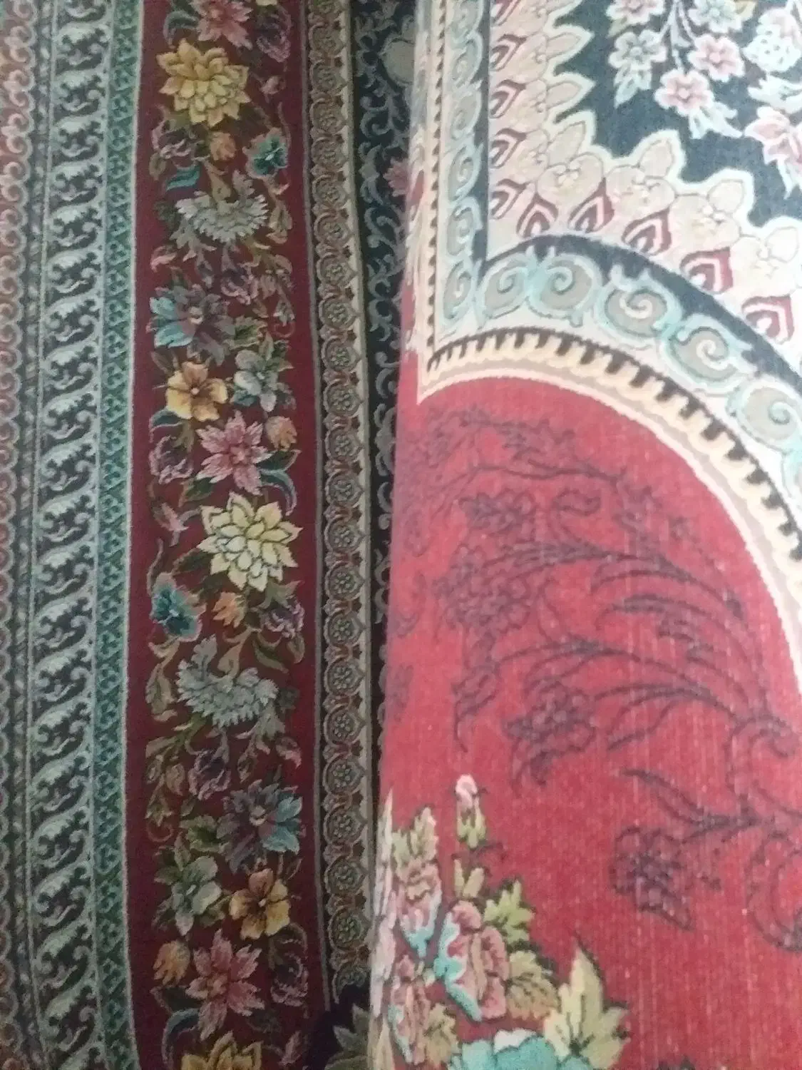 فرش قرمزورنگ کرم روشن هردوابریشمی هستن بسیارزیبا|فرش|شفت, |دیوار