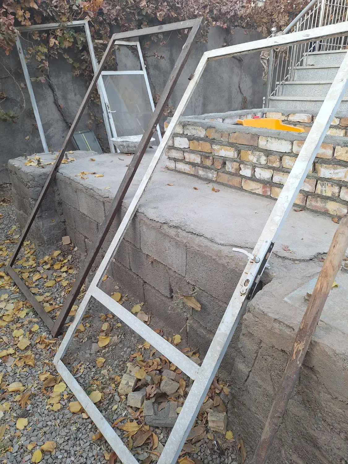 دو عدد درب آهنی و تعدادی شیشه سکوریت|مصالح و تجهیزات ساختمان|نیشابور, فضل|دیوار