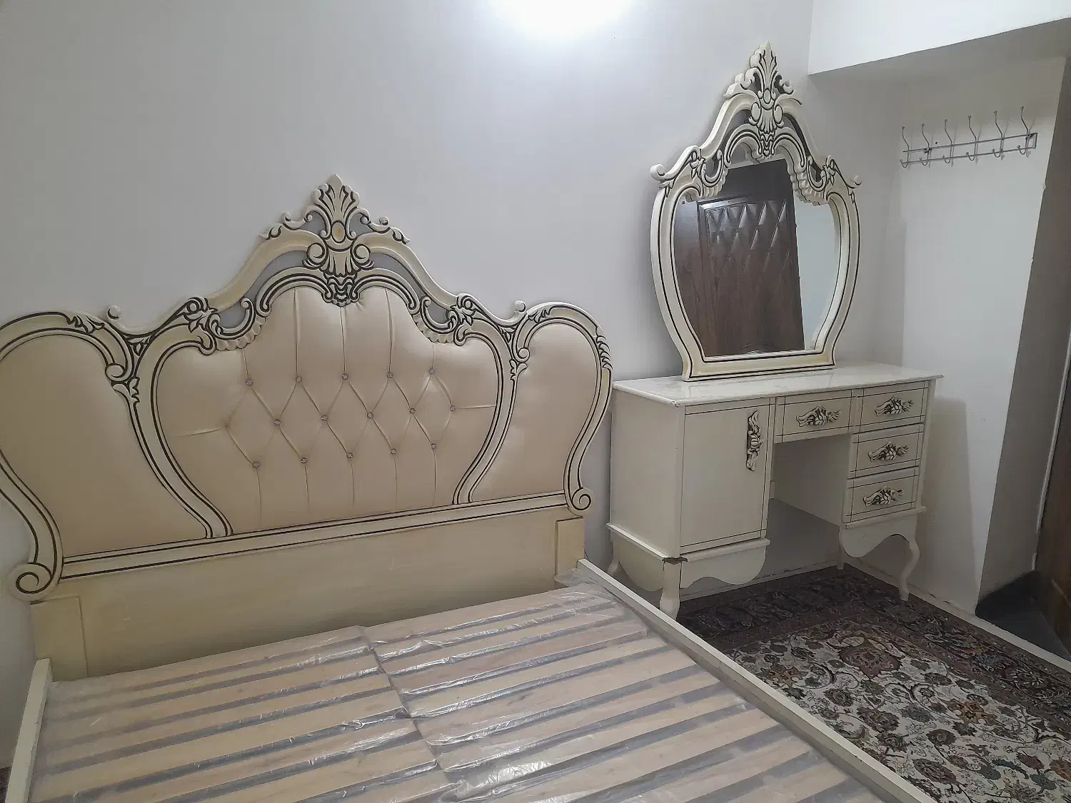 تخته خواب و پاتختی|تخت و سرویس خواب|تربت‌حیدریه, دیزقند|دیوار