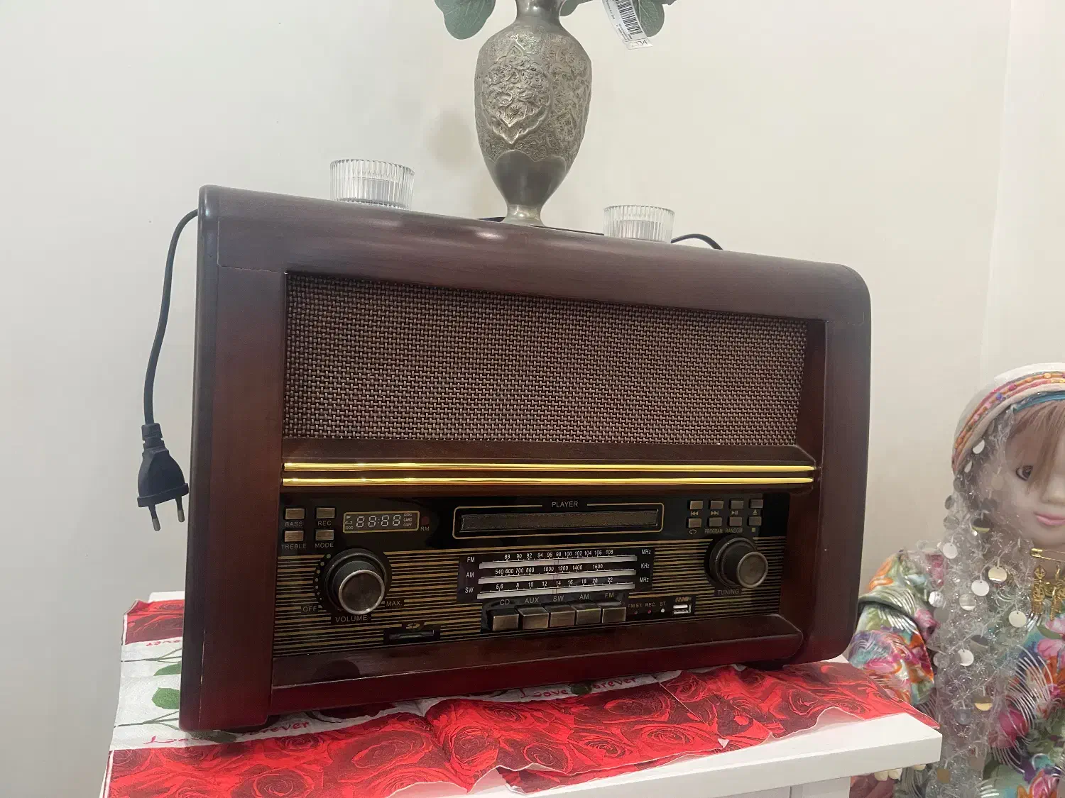 رادیوی رومیزی چوبی سایز بزرگ|کلکسیون اشیاء عتیقه|امیدیه, |دیوار