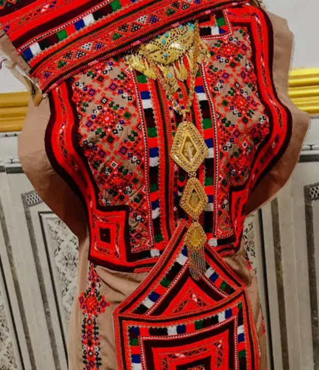 دوچگر لباسم|لباس|خاش, |دیوار