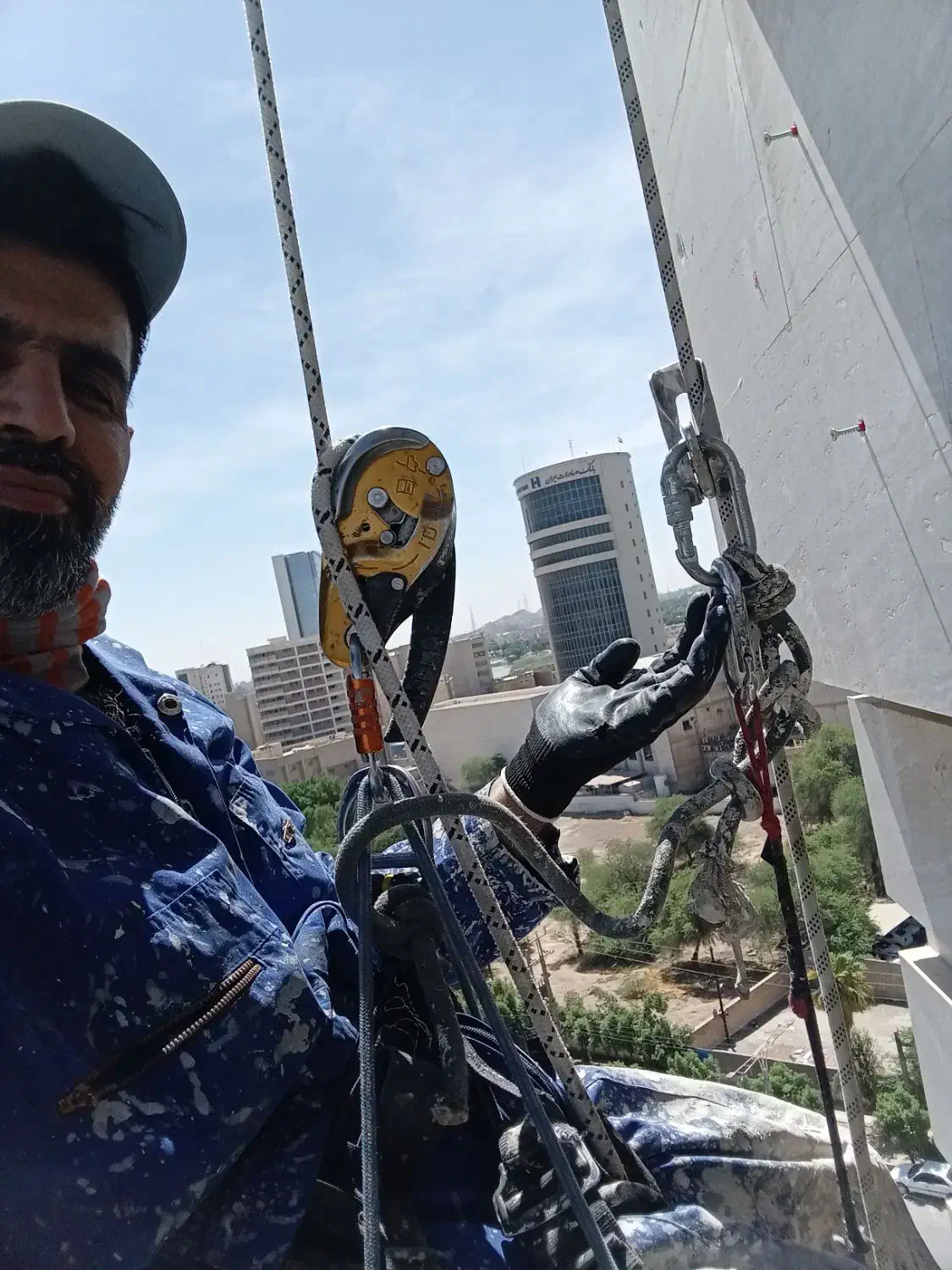 خدمات کار ارتفاع پیچ ورولپلاک برق نما طناب بندباز|خدمات پیشه و مهارت|اهواز, امانیه|دیوار