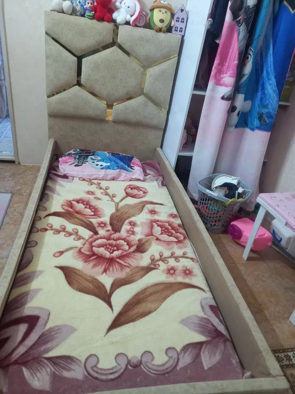 تخت یک نفره  و پرده|تخت و سرویس خواب|ورامین, خیر آباد|دیوار