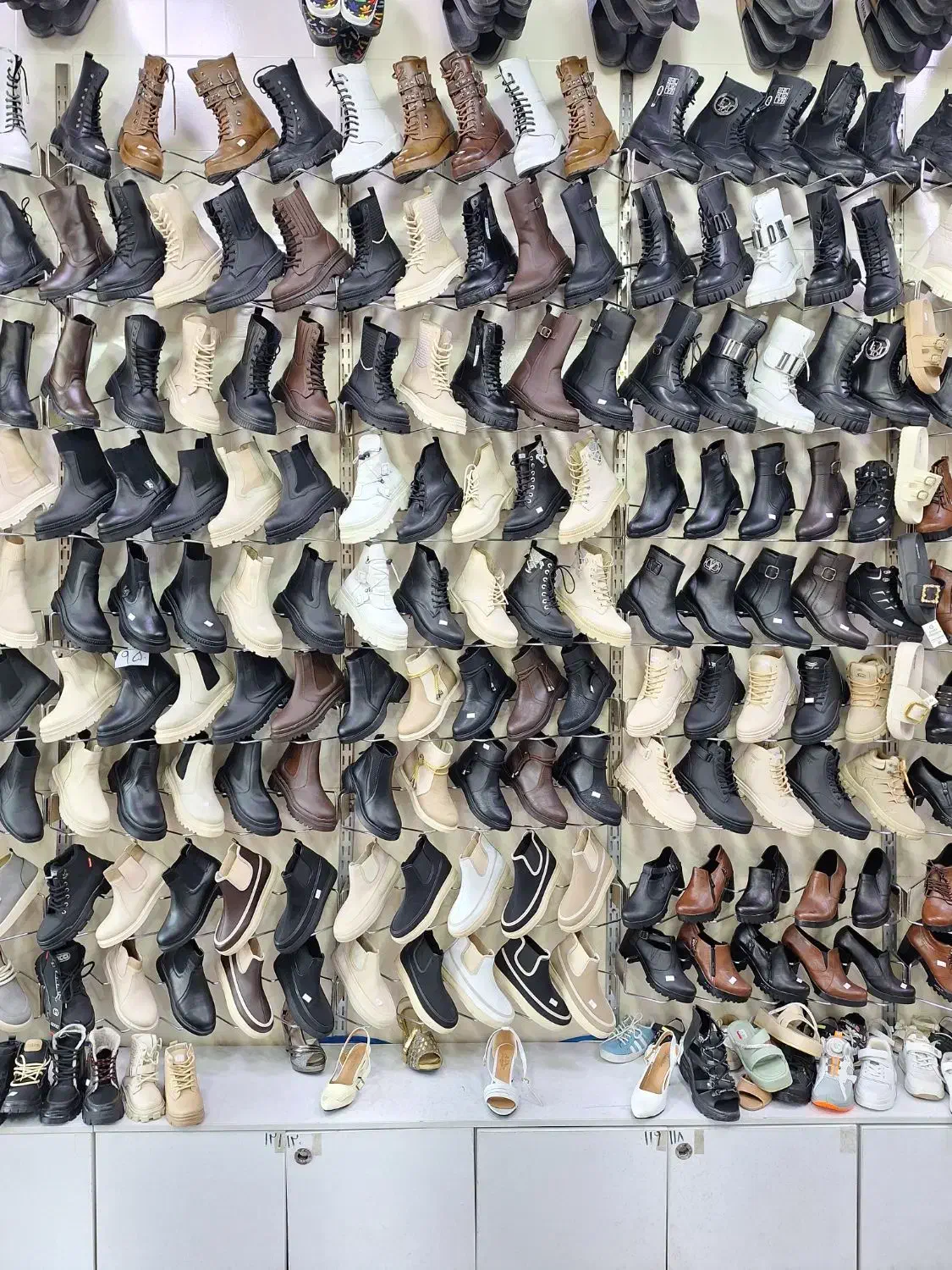 بوت کتونی  زنانه مردانه دخترانه|کیف، کفش، کمربند|سمنان, |دیوار