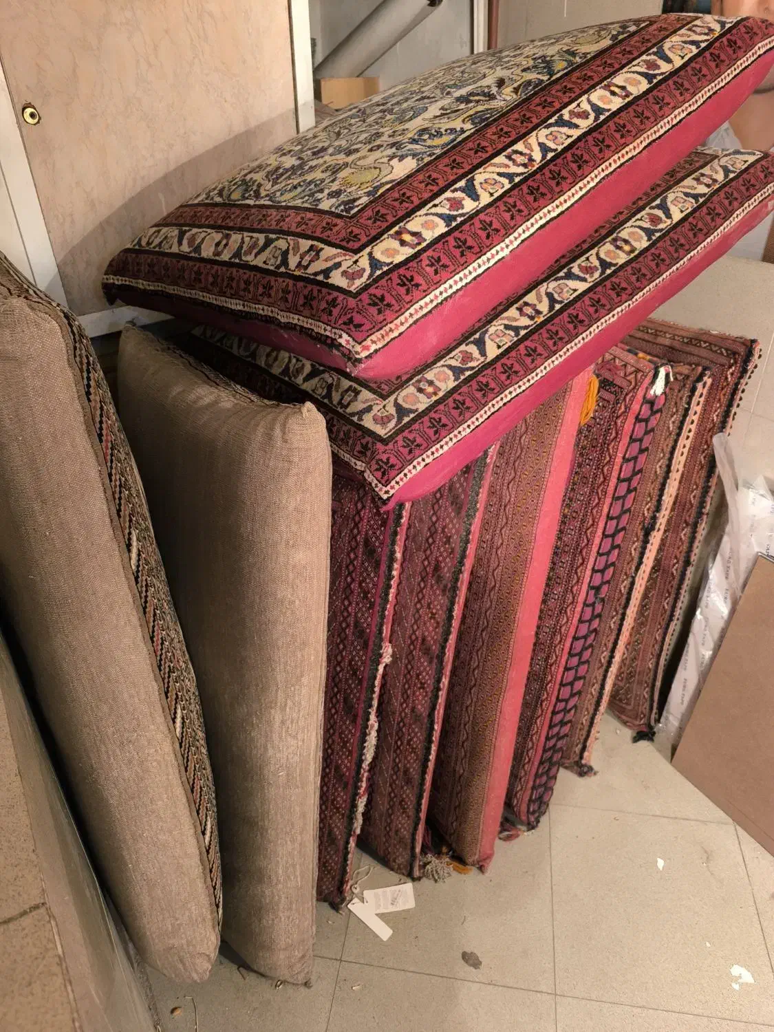 پشتی دست باف|پشتی|تربت‌حیدریه, فرمانداری|دیوار