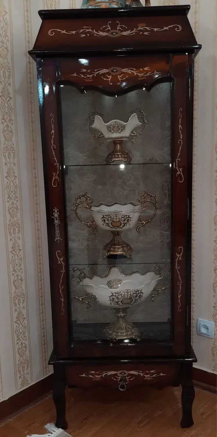 بوفه و ویترین|بوفه، ویترین، کنسول|مهاجران, |دیوار