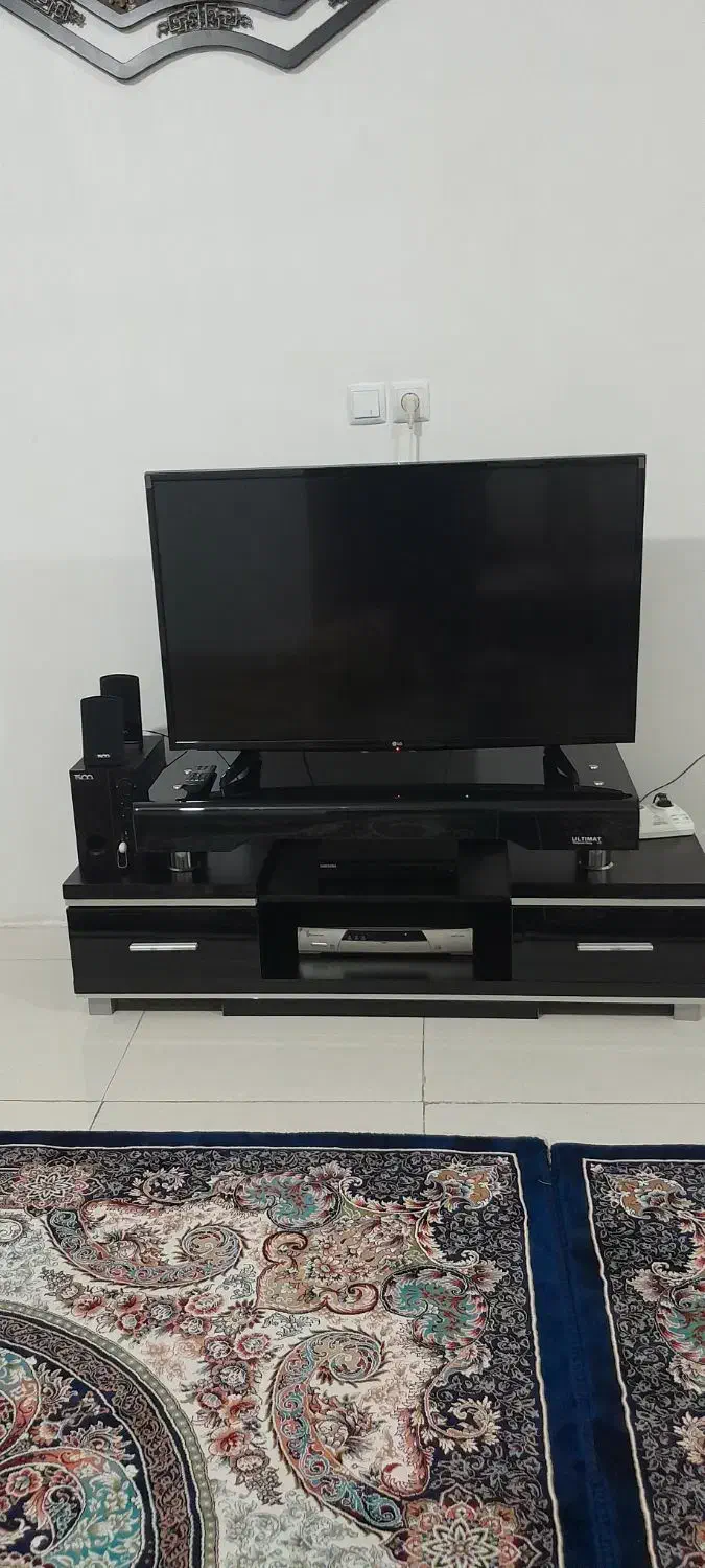 میز به همراه تلوزیون ۴۳ اینچ|تلویزیون و پروژکتور|ازنا, |دیوار