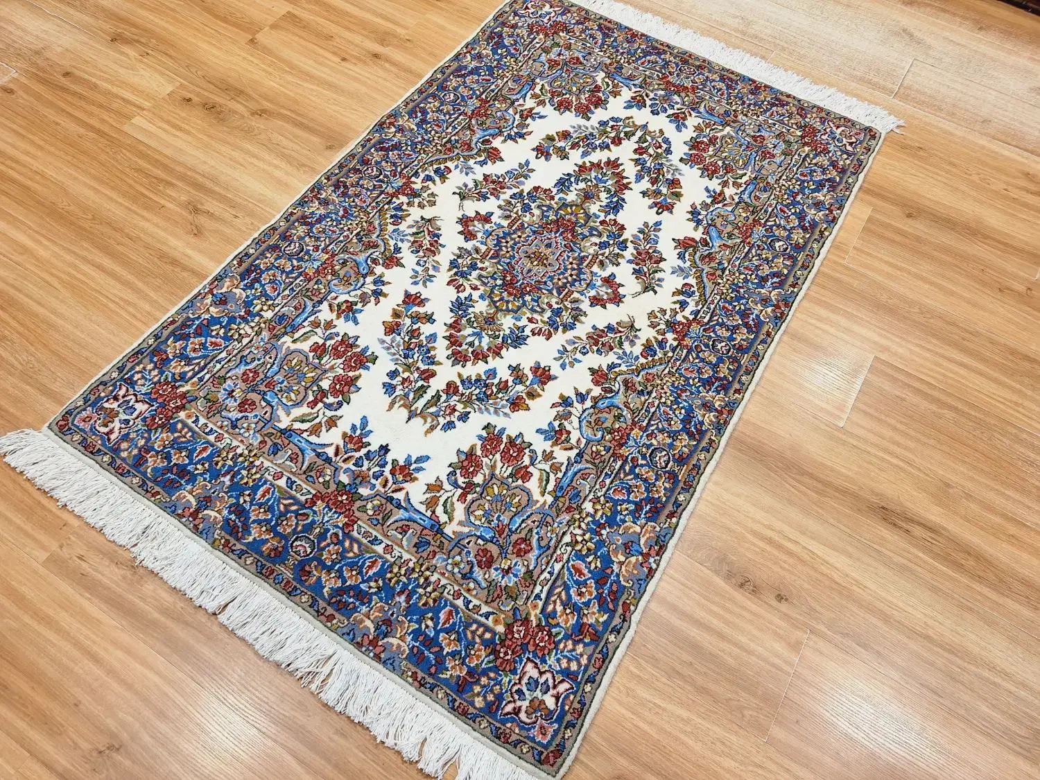 ذرع و نیم دستباف کرم رنگ آکبند|فرش|تهران, اکباتان|دیوار