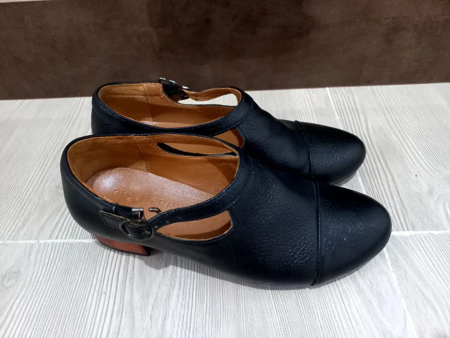 کفش چرم|کیف، کفش، کمربند|رشت, گلباغ نماز|دیوار