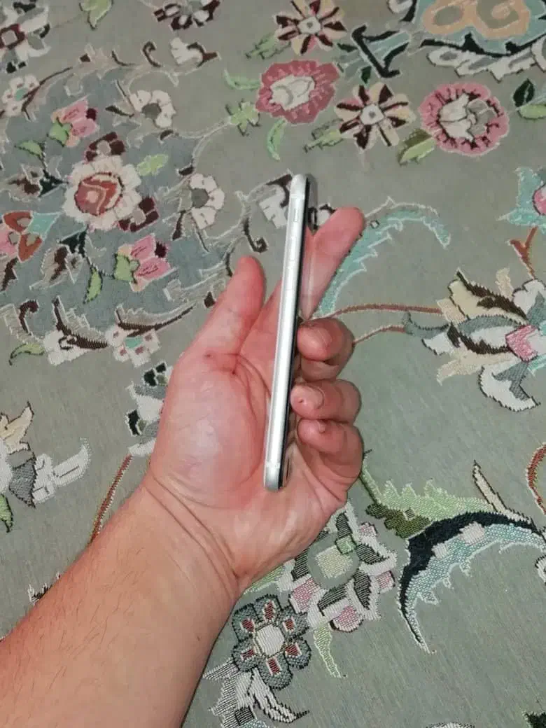 گوشی iphone se 2020 64g|موبایل|تهران, حافظیه|دیوار