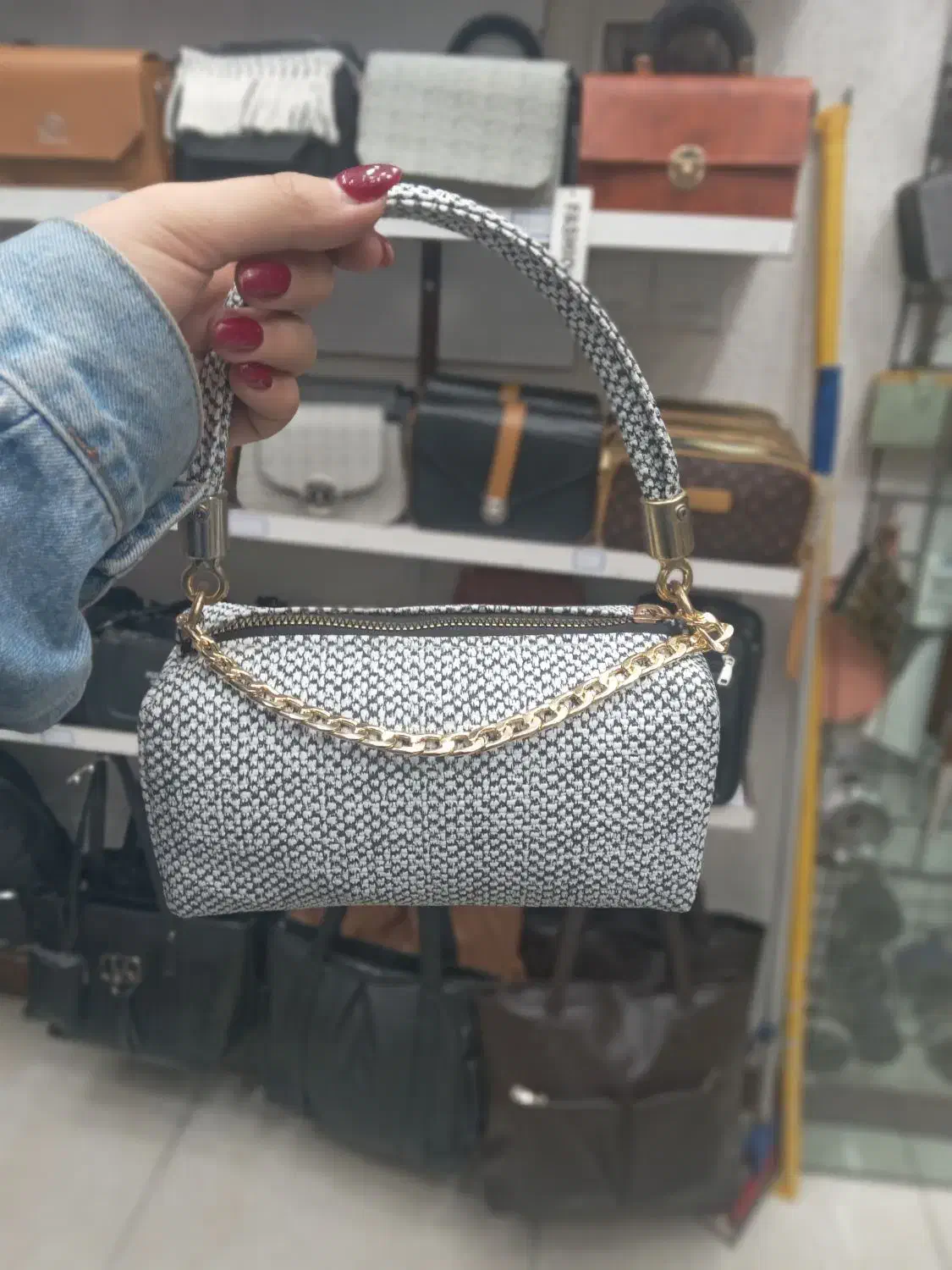 به مناسبت روز دختر|کیف، کفش، کمربند|لاهیجان, شیشه گران|دیوار