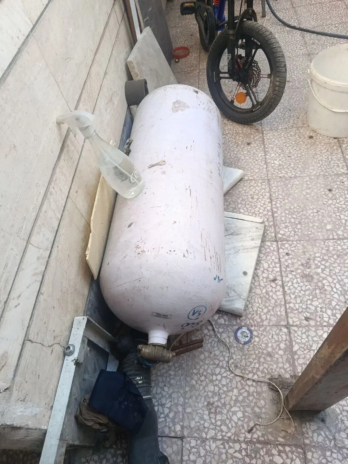 مخزن پژو 2028/09 چراغ عقب و کمک پراید جلو پنجره|قطعات یدکی و لوازم جانبی|قم, وادی السلام|دیوار