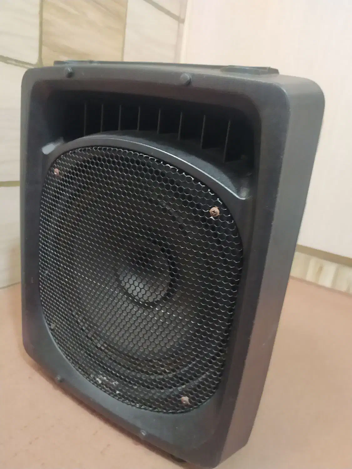 باند بلوتوثی|پخش‌کننده همراه|هشتگرد, هیو|دیوار