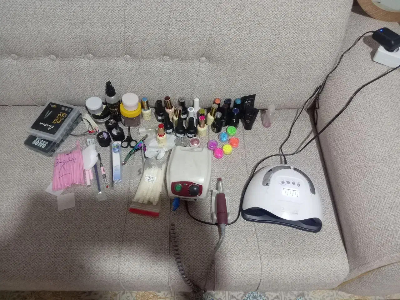 لوازم کاشت ناخم|آرایشگاه و سالن‌های زیبایی|تخت سلیمان, |دیوار