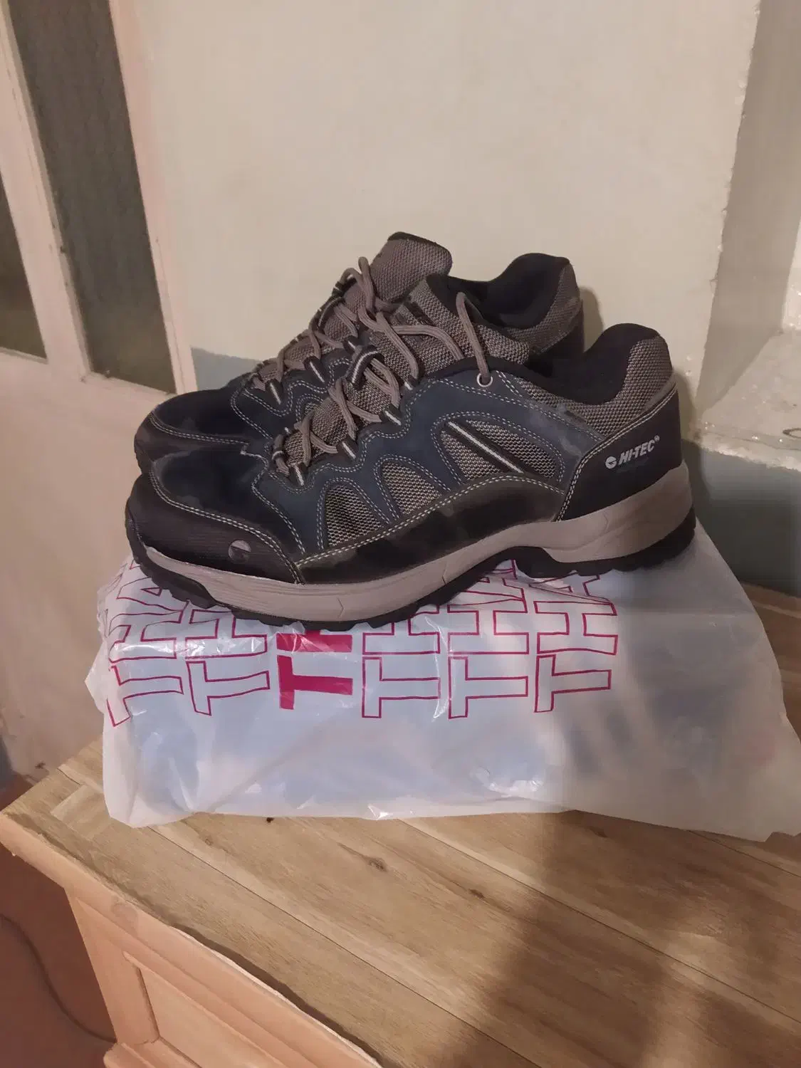 کتونی برند|کیف، کفش، کمربند|هشتگرد, هشتگرد قدیم|دیوار