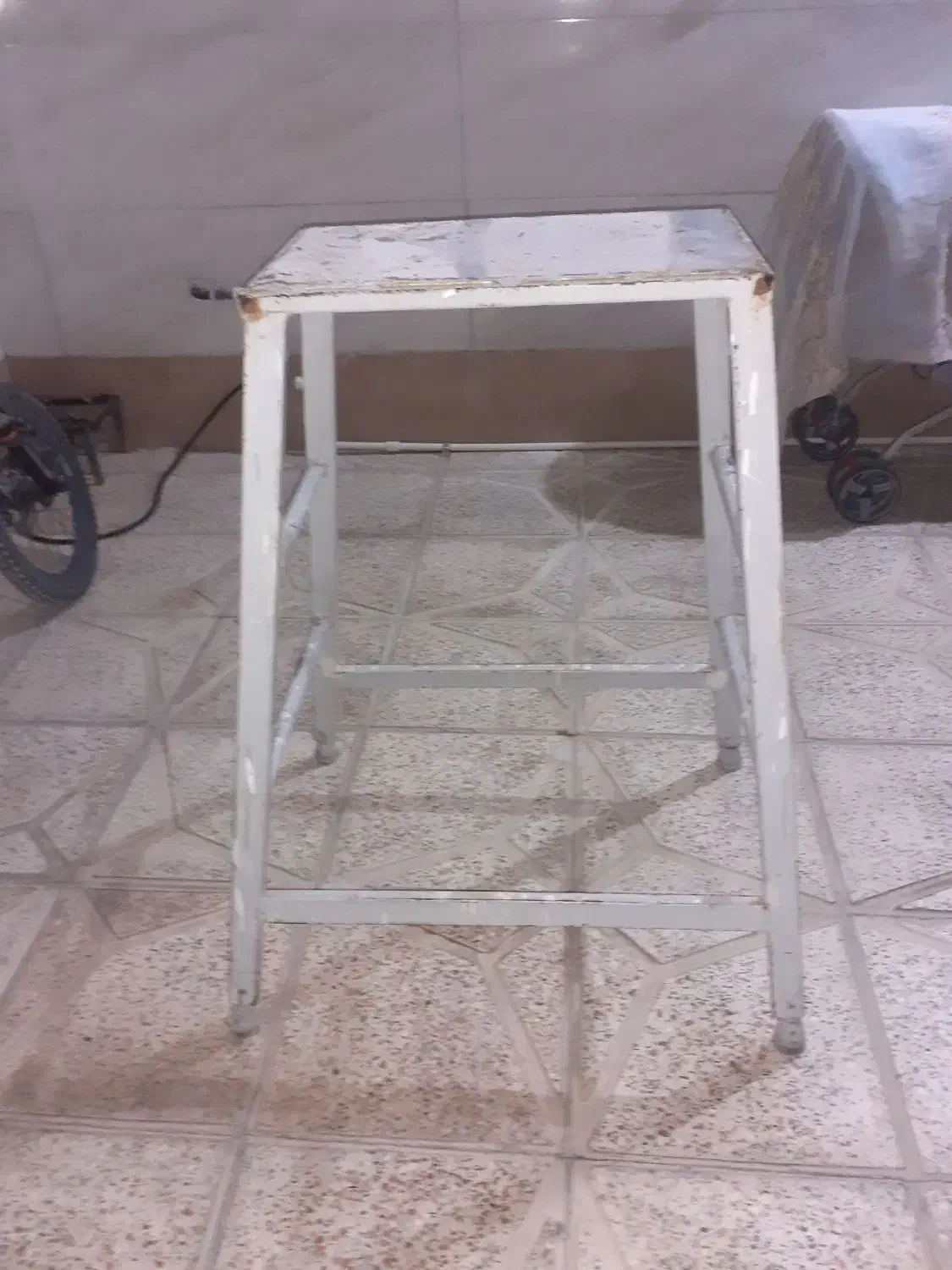 چهار‌پایه‌آهنی‌محکم|صندلی و نیمکت|رباط‌کریم, رباط‌کریم|دیوار