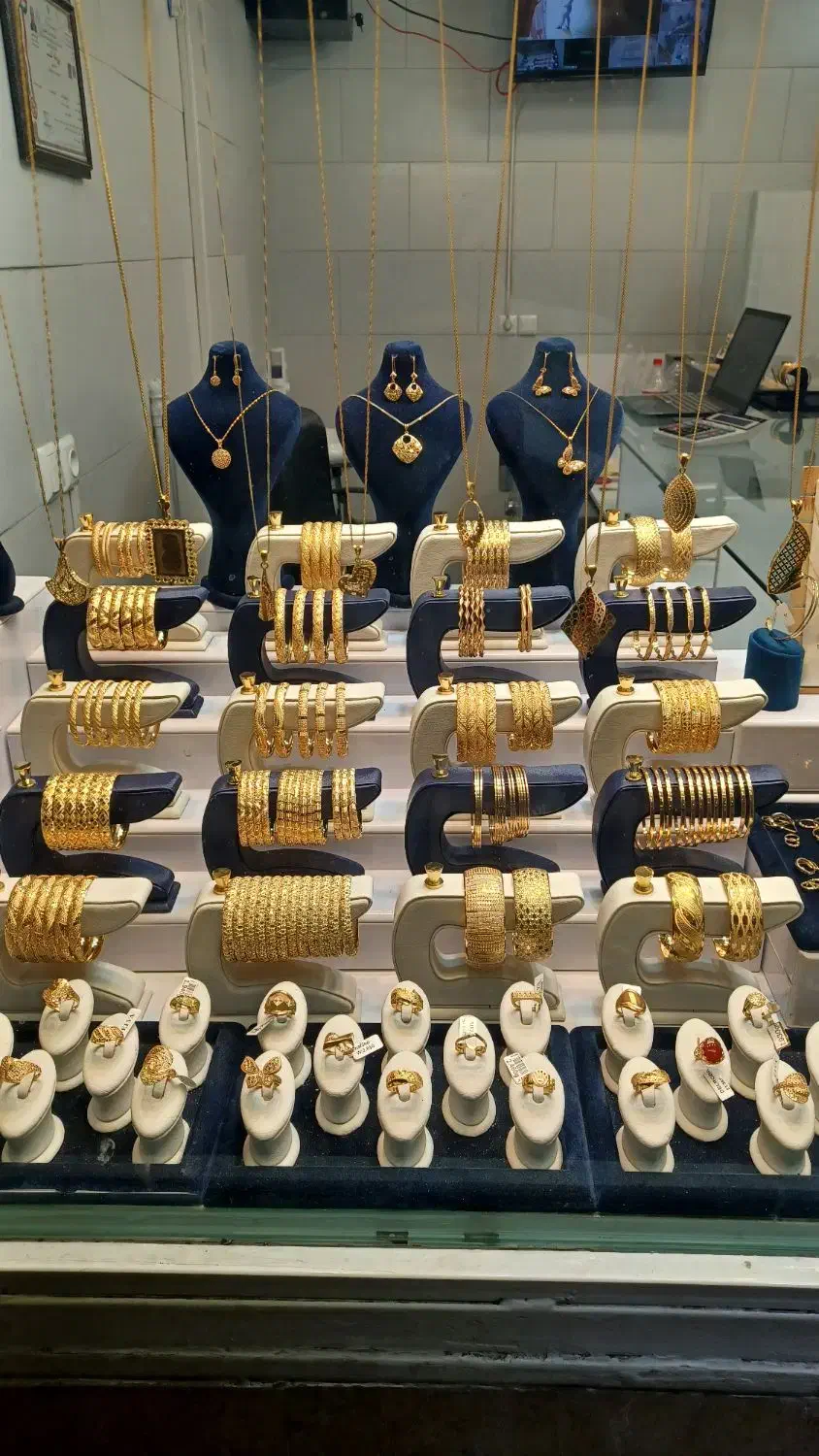 تمامی طلا ویترین فقط و فقط از ۵ درصد طلا کم اجرت|جواهرات|اصفهان, لاله|دیوار