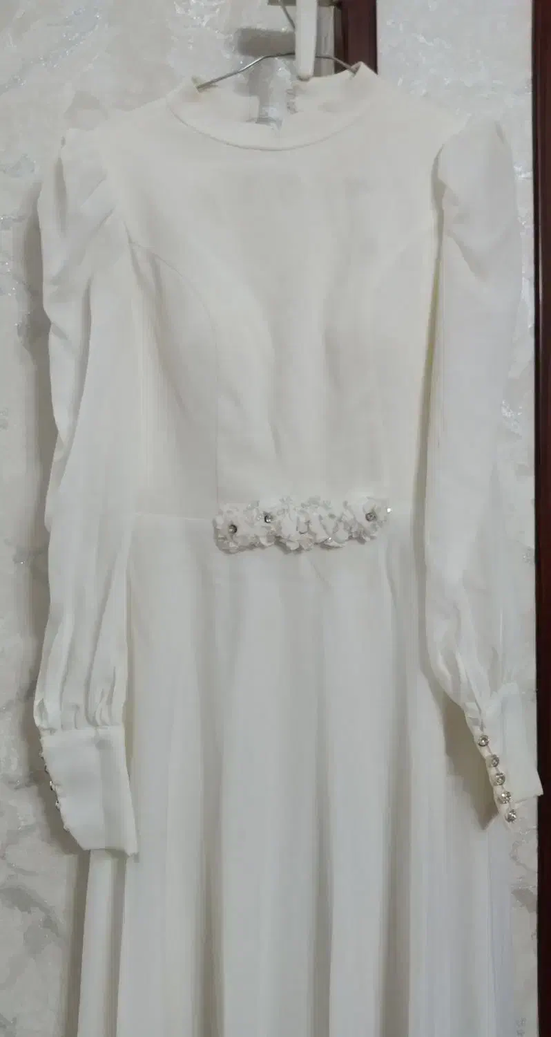 پیرهن سفید|لباس|رباط‌کریم, رباط‌کریم|دیوار