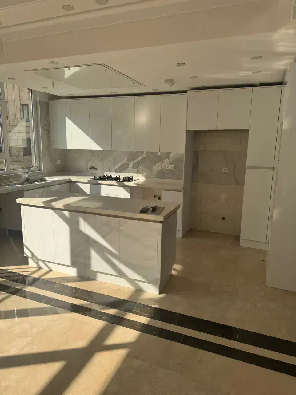 ۱۵۰ متر / خطی روبه آفتاب/سالن بزرگ-طبقه۱و۵