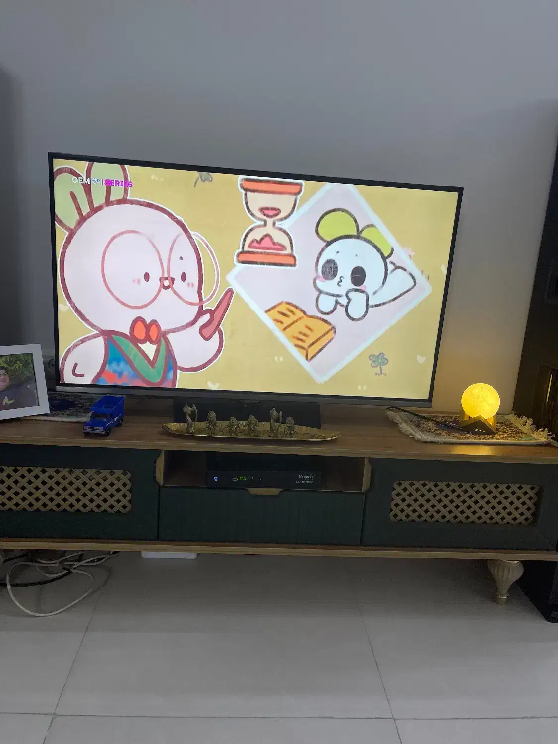 تلویون ساسوگ|تلویزیون و پروژکتور|قم, چهل درخت‎|دیوار