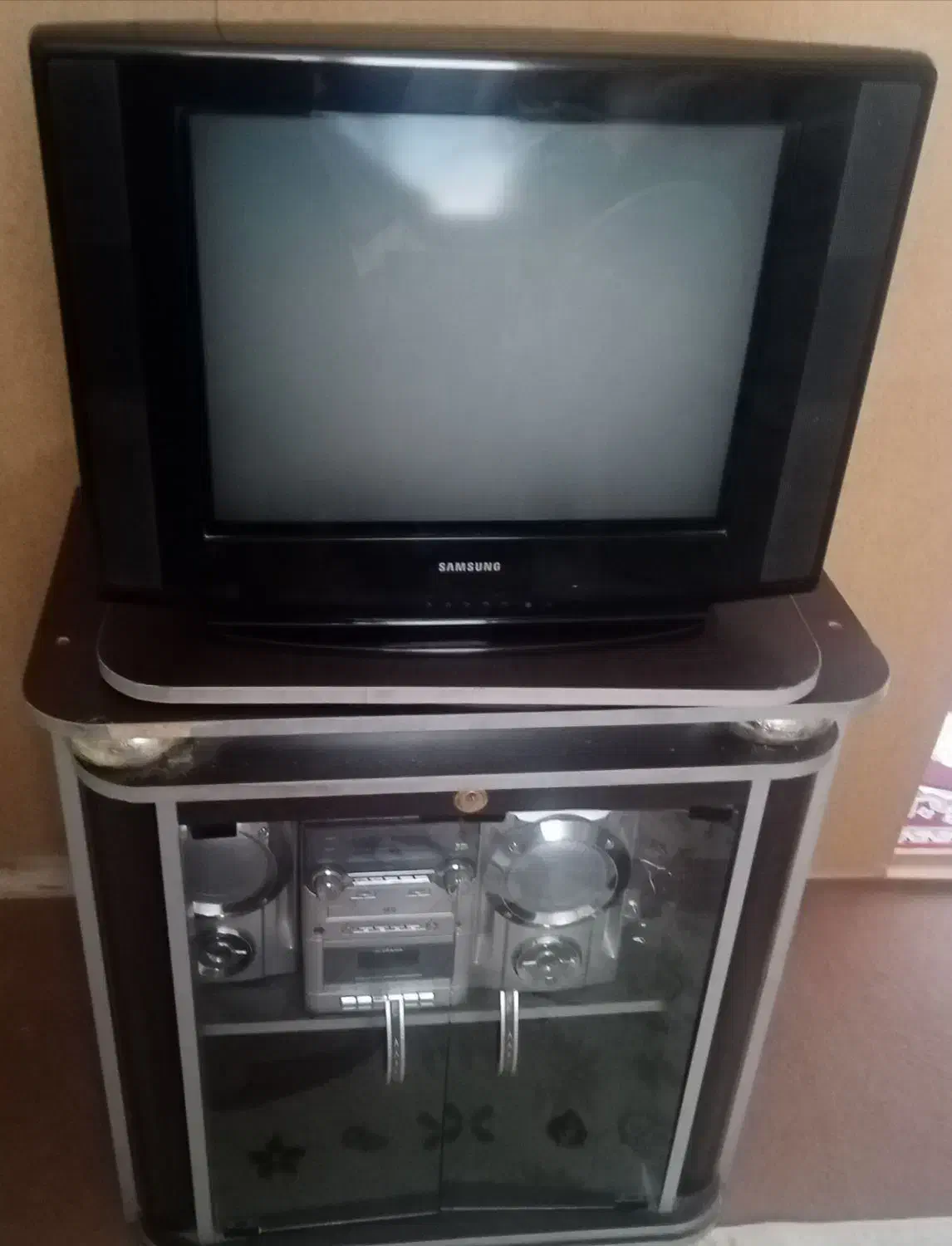 فروش تلوزیون طرح LED همراه میز و ظبط و دوتا باند|تلویزیون و پروژکتور|گلپایگان, |دیوار