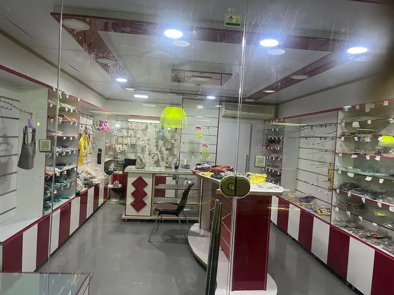 فروش دکوراسیون مغازه سیسمونی به همراه ۲ عدد میز|فروشگاه و مغازه|چمران, |دیوار