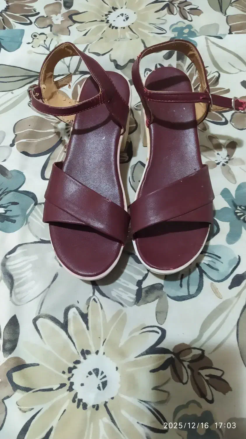 کفش|کیف، کفش، کمربند|گالیکش, |دیوار