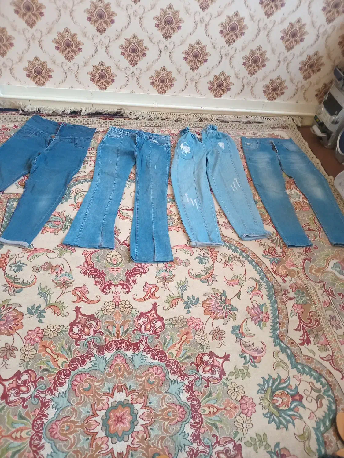 پالتومانتوشلوار|لباس|رباط‌کریم, رباط‌کریم|دیوار