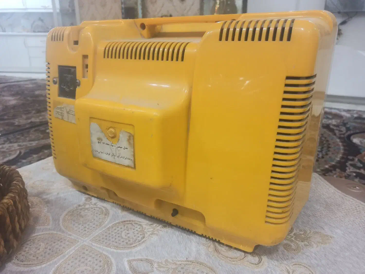 تلوزیون قدیمی زرد|کلکسیون اشیاء عتیقه|شوشتر, |دیوار