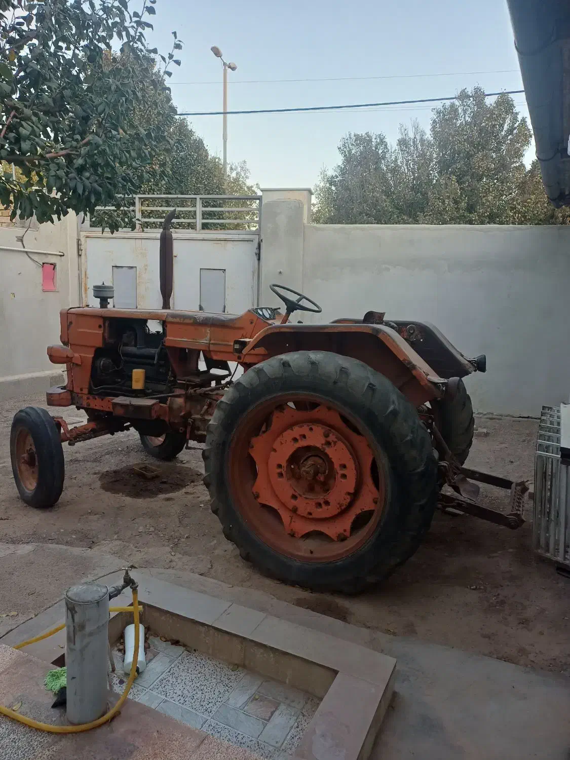 ترکتور  رومانی|ماشین‌آلات صنعتی|اسفرورین, |دیوار