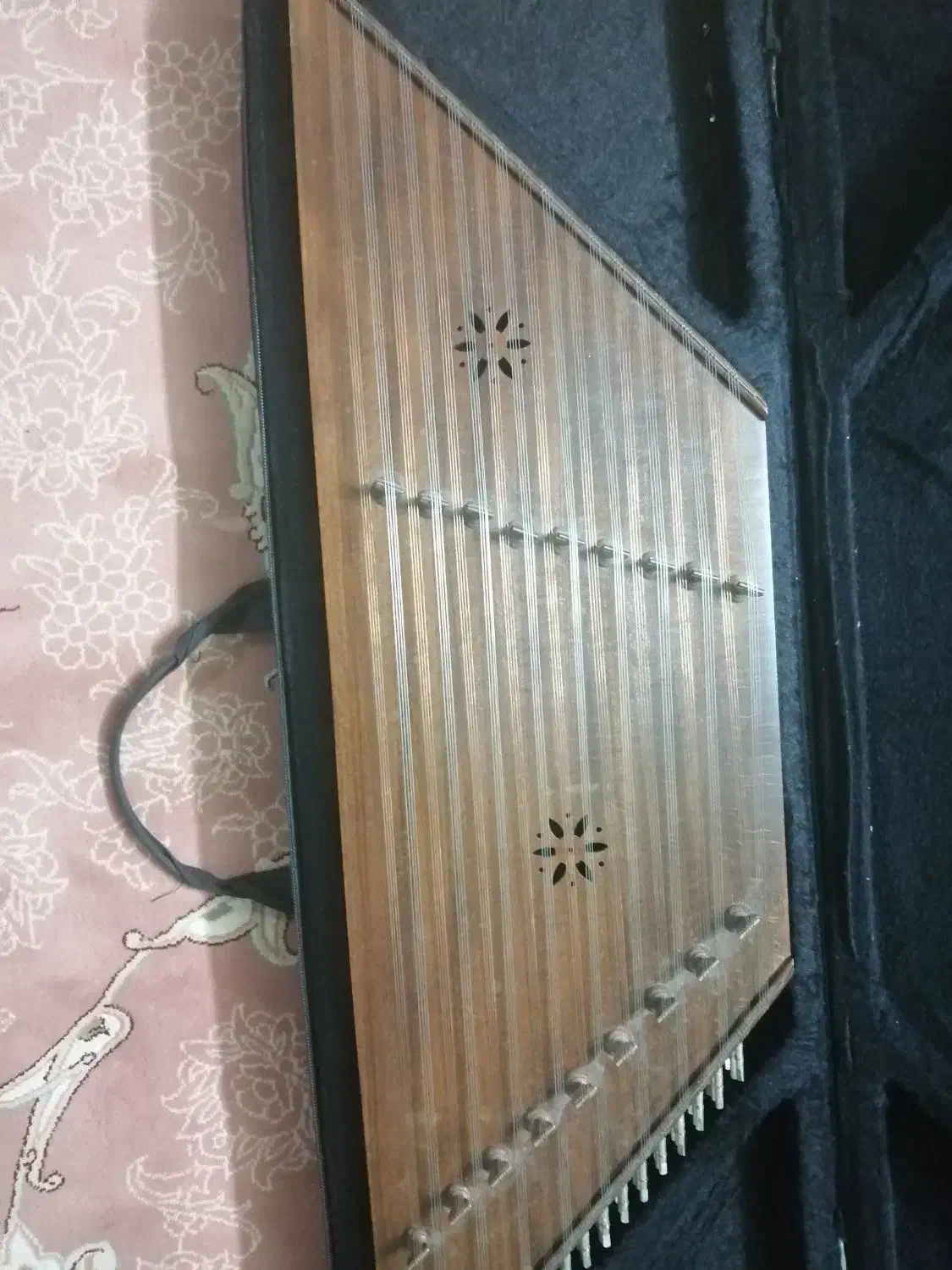 سنتور تمیز و مرتب با کتاب های آموزشی|سازهای سنتی|لار, |دیوار