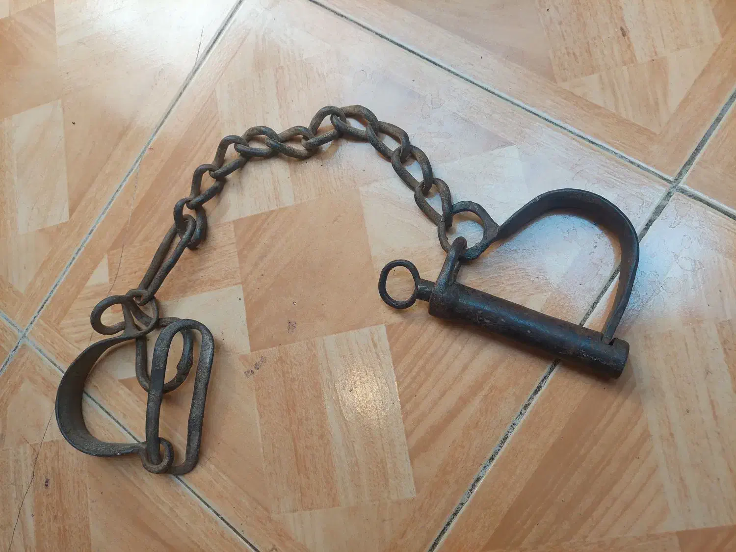 قفل و پابند قاجاری|کلکسیون اشیاء عتیقه|زنجان, |دیوار