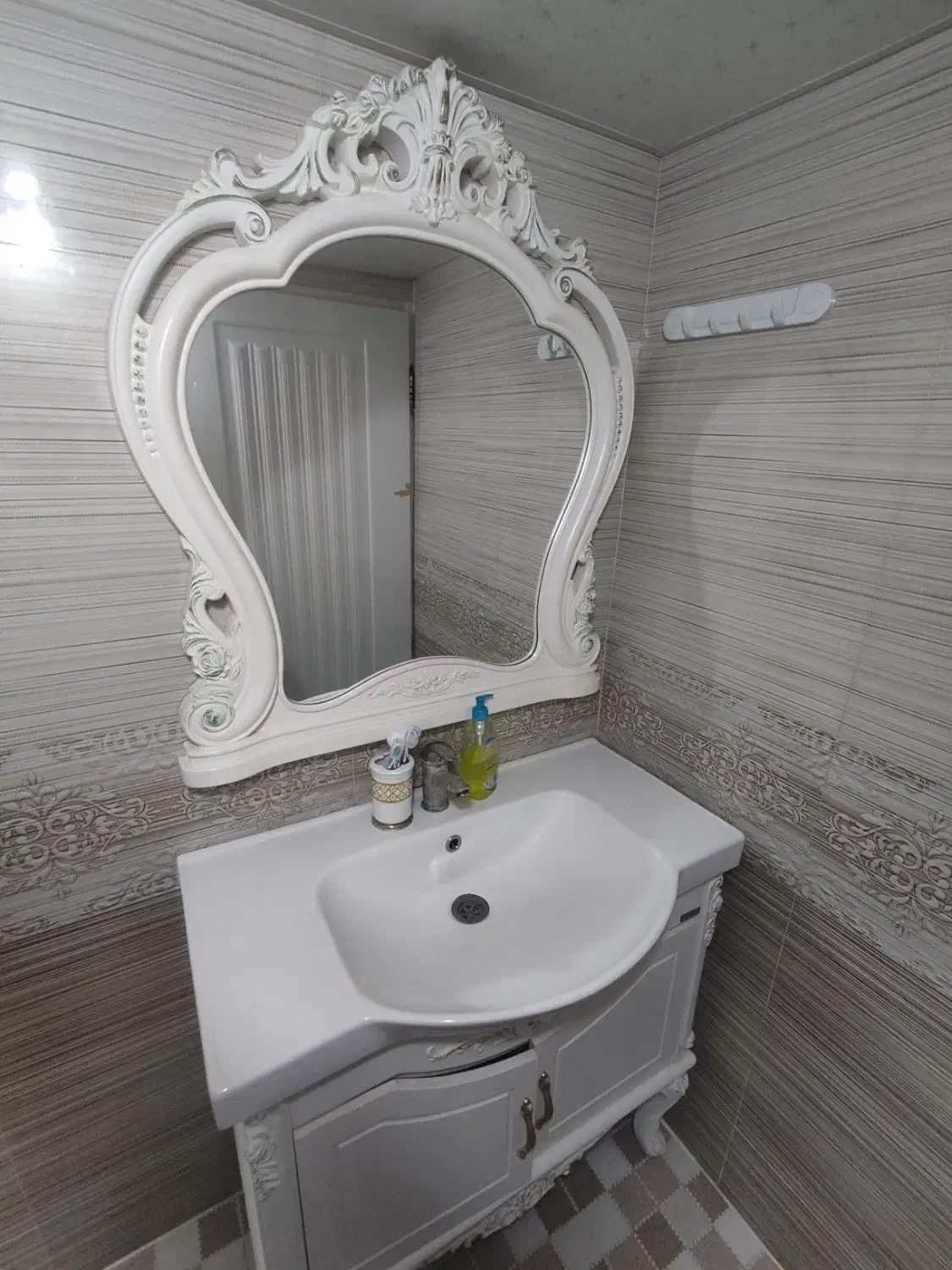 روشویی به همراه کمد و آیینه|لوازم سرویس بهداشتی|صومعهسرا, |دیوار